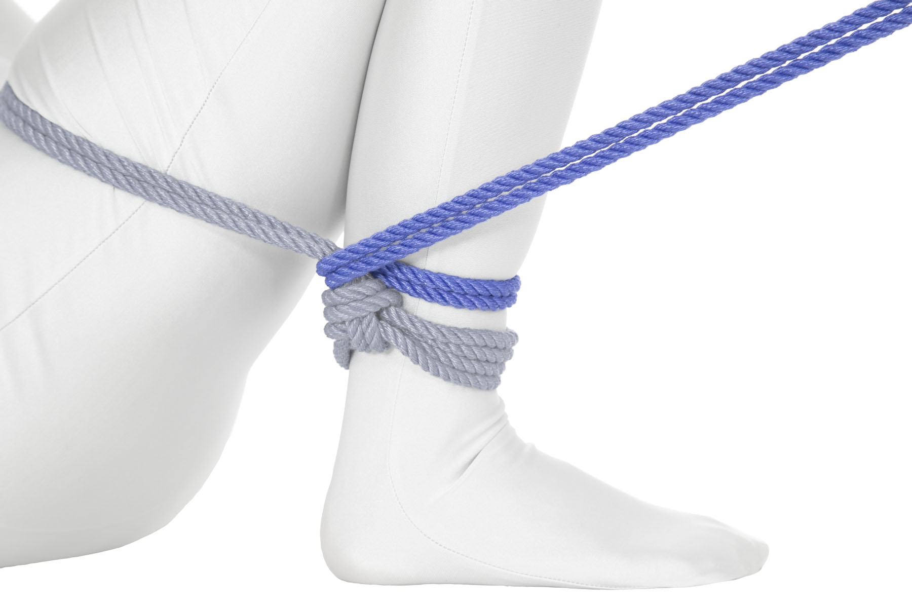 The rope crosses under itself just above the single column tie and makes a reverse tension, pulling back toward the toes.