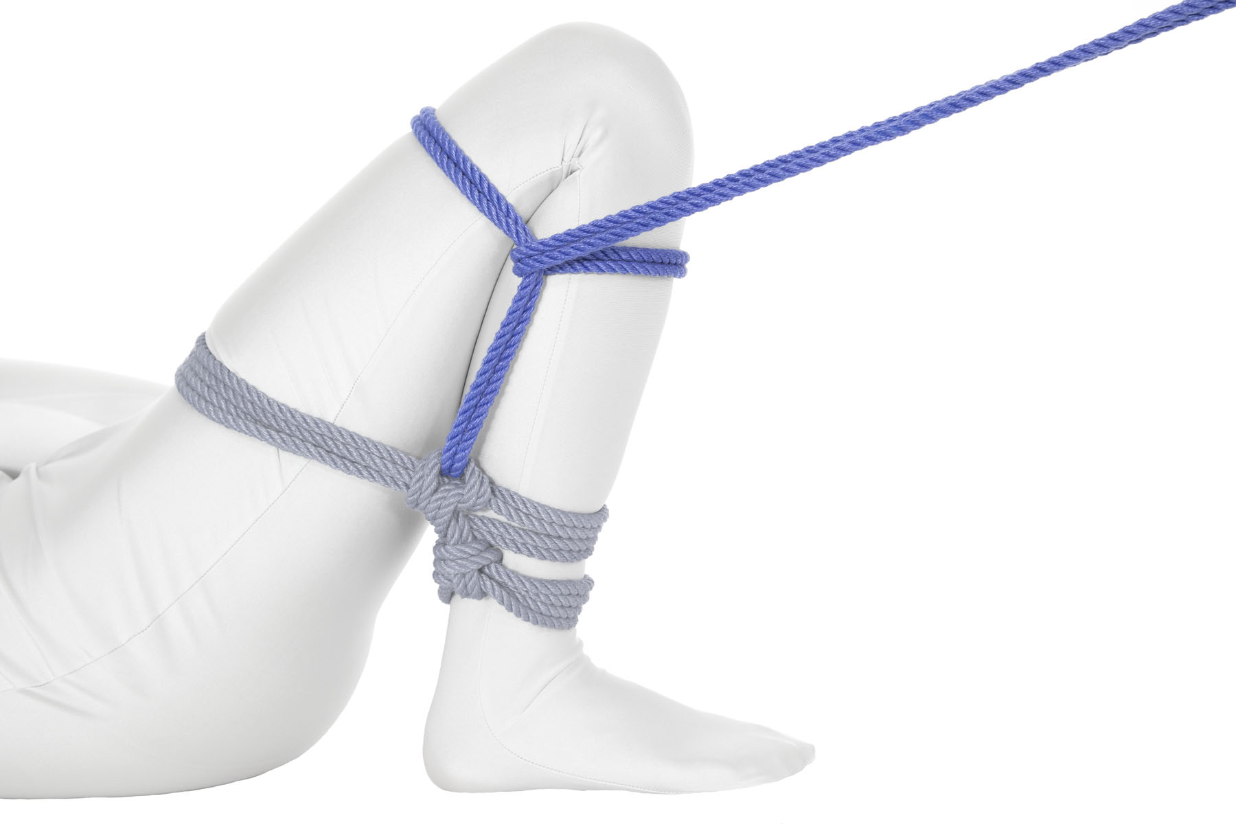 The rope travels straight up the leg, over the crease between the calf and the thigh. It stops about six inches below the knee and makes a 90 degree turn to the left. It goes clockwise all the way around the leg and then crosses under itself and reverses direction, making a ladder rung.