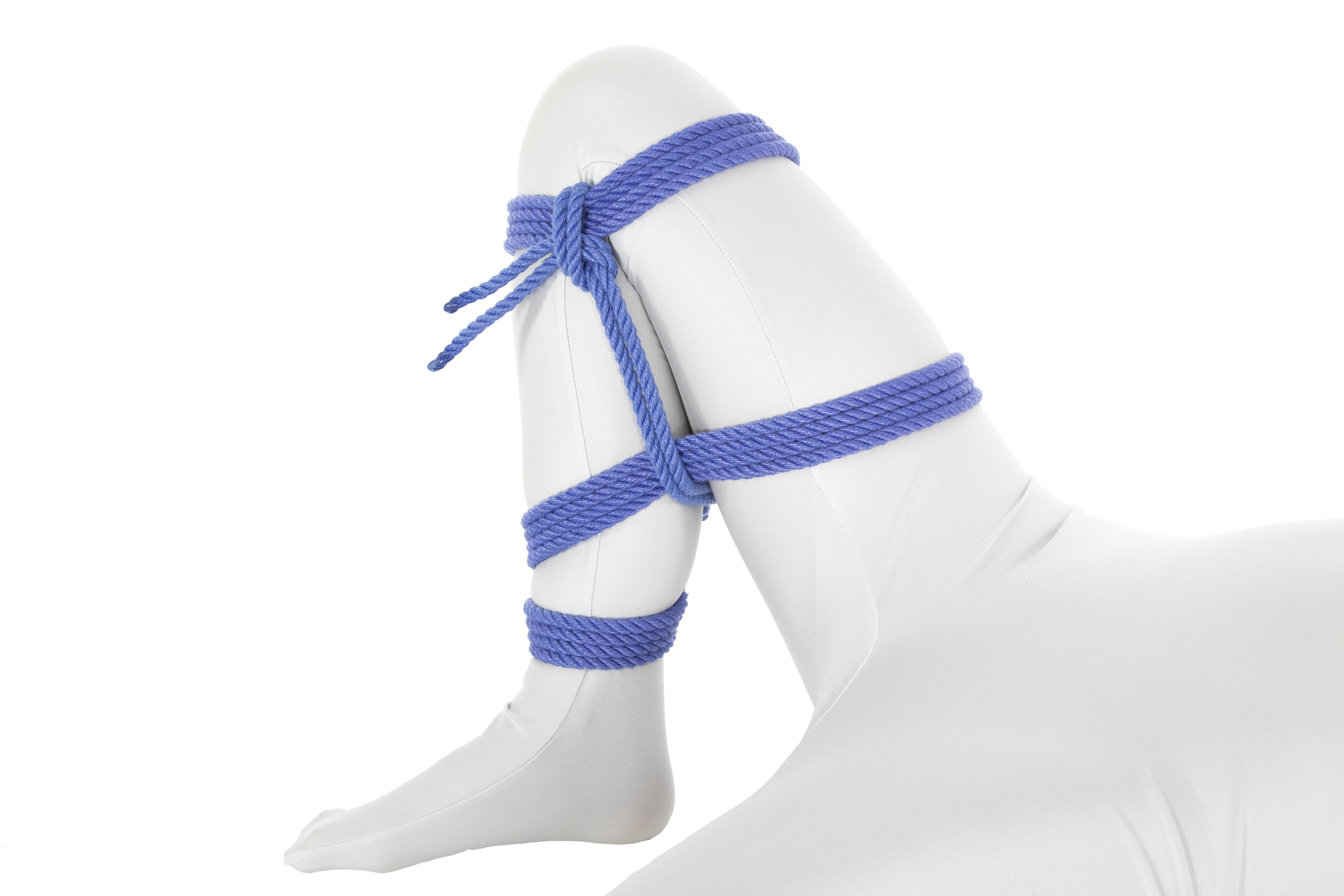 A ladder-style futomomo tied on a person in a white bodysuit. They are lying on their back with their knee fully bent and their foot flat on the floor. A single column tie goes around the ankle and two horizontal wraps bind the thigh to the calf. A vertical line connects the upper and lower wraps.