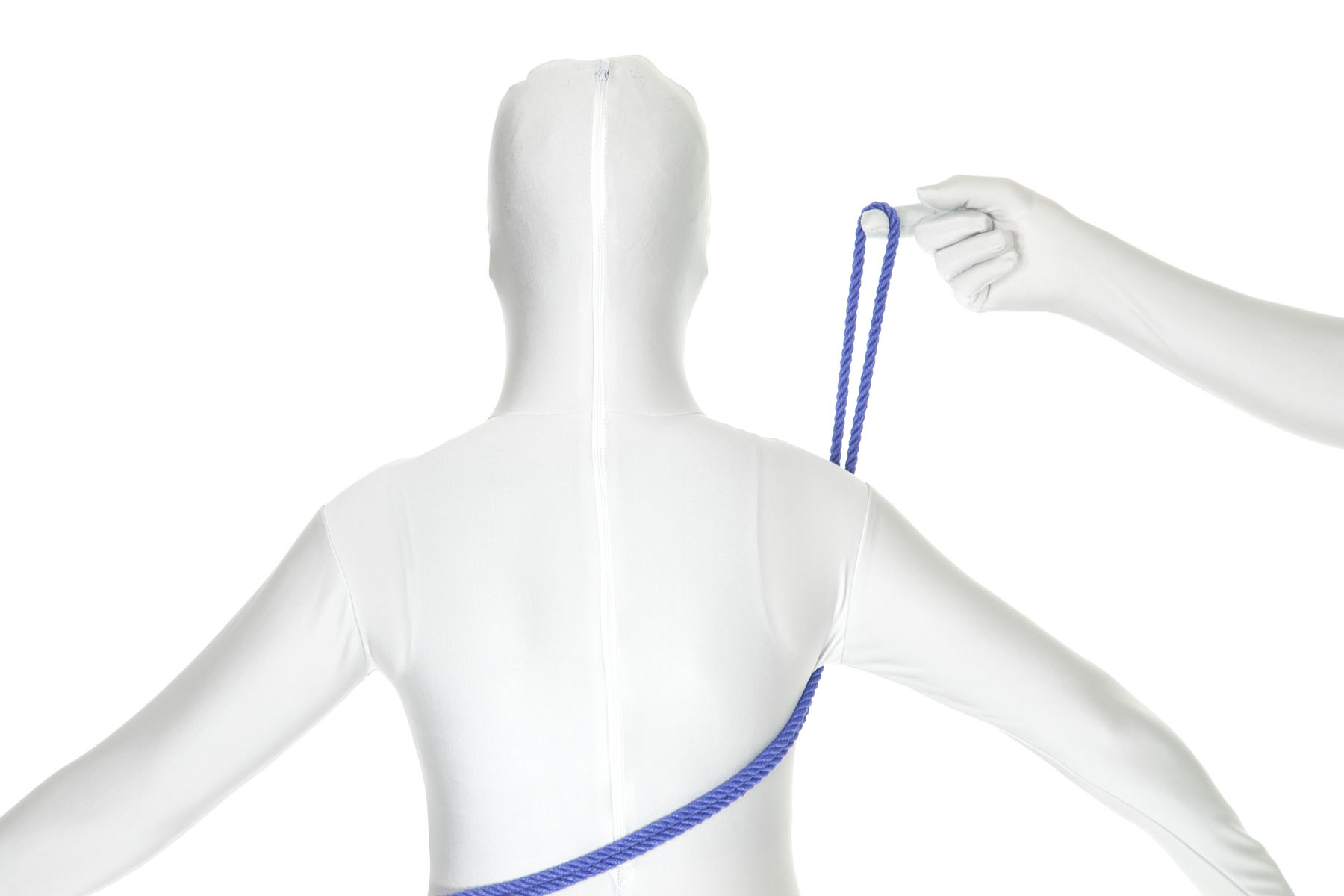 A rear view of a person in a white bodysuit with their arms straight and slightly raised to their sides. The bight of a doubled blue rope crosses diagonally from left to right up their back, and goes under their right armpit. The bight is held above and in front of the right shoulder by the rigger’s index finger.