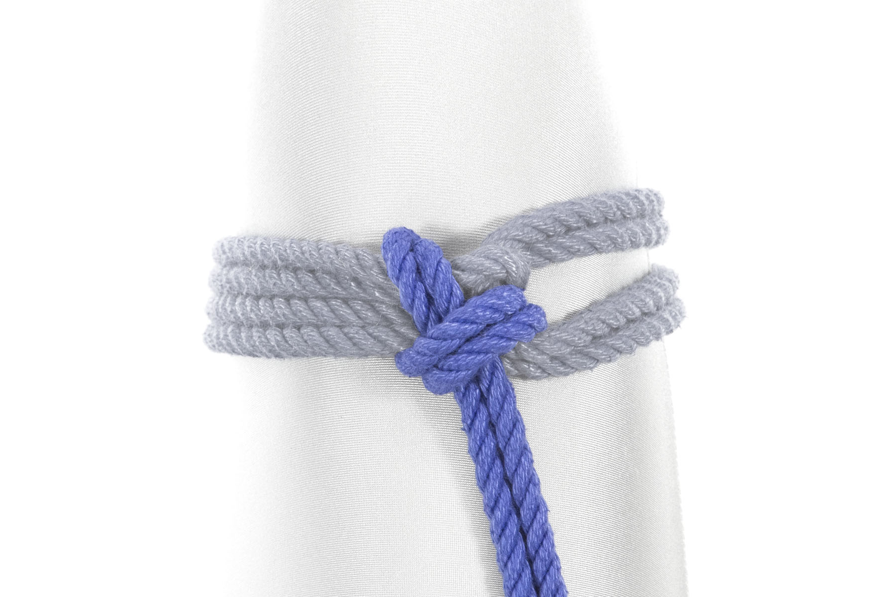 The rigger has snugged the single column tie by pulling on the working end, collapsing the triangle into a half hitch knot.