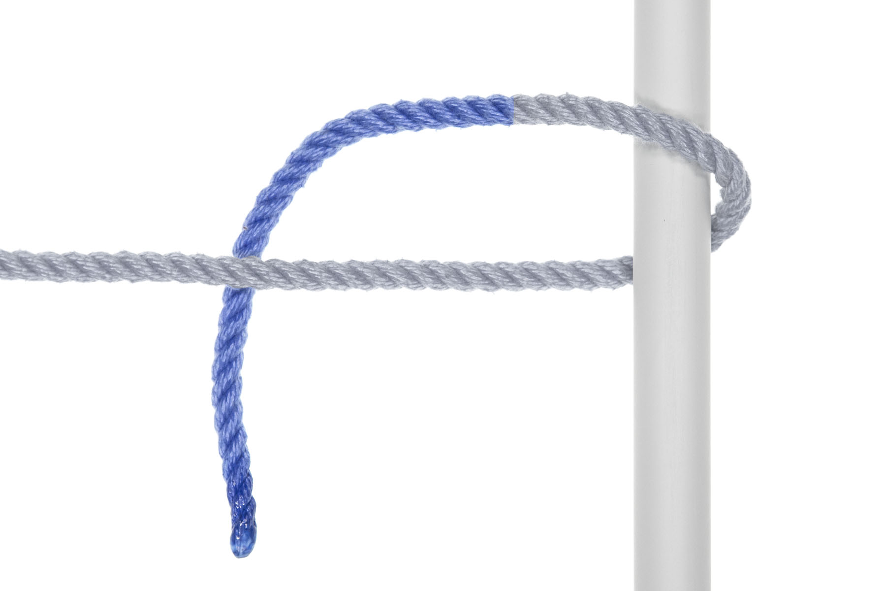 The blue rope crosses under the standing part.