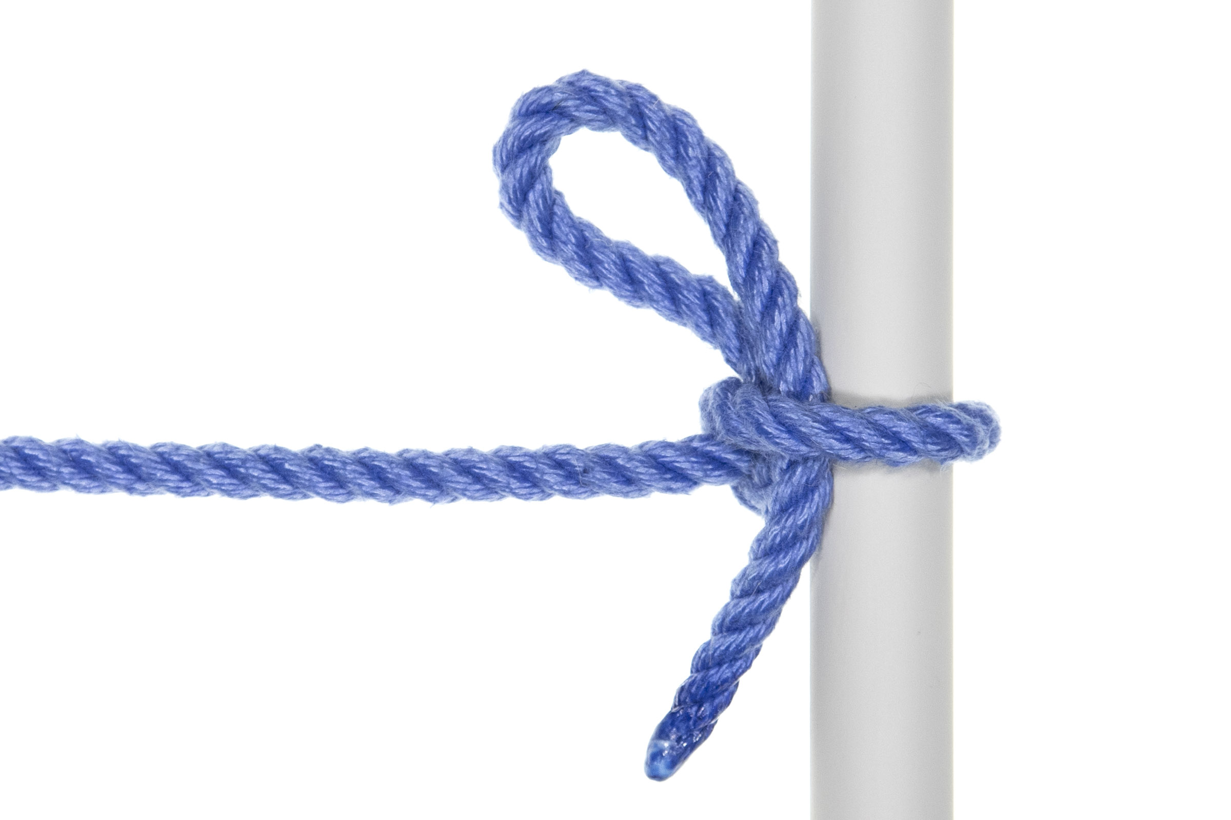 A one inch gray pole crosses the frame from top to bottom. A single strand of blue rope enters from the left and is tied around the pole in a slipped half hitch. A bight of rope exits the top of the knot, and the single end of the rope exits the bottom of the knot.