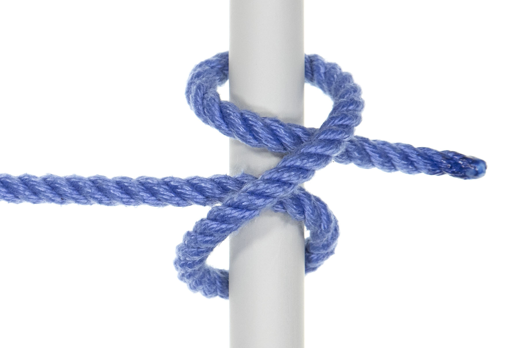 The working end goes around the pole and crosses under itself, directly on top of the pole. The working end now extends out to the right. There are now two turns around the pole: the top one is formed by the working end and the bottom one is formed by the standing part. The two turns are connected by a diagonal line that goes up and to the right. The knot is rotationally symmetrical: if you rotated the image 180 degrees, the knot would look identical.